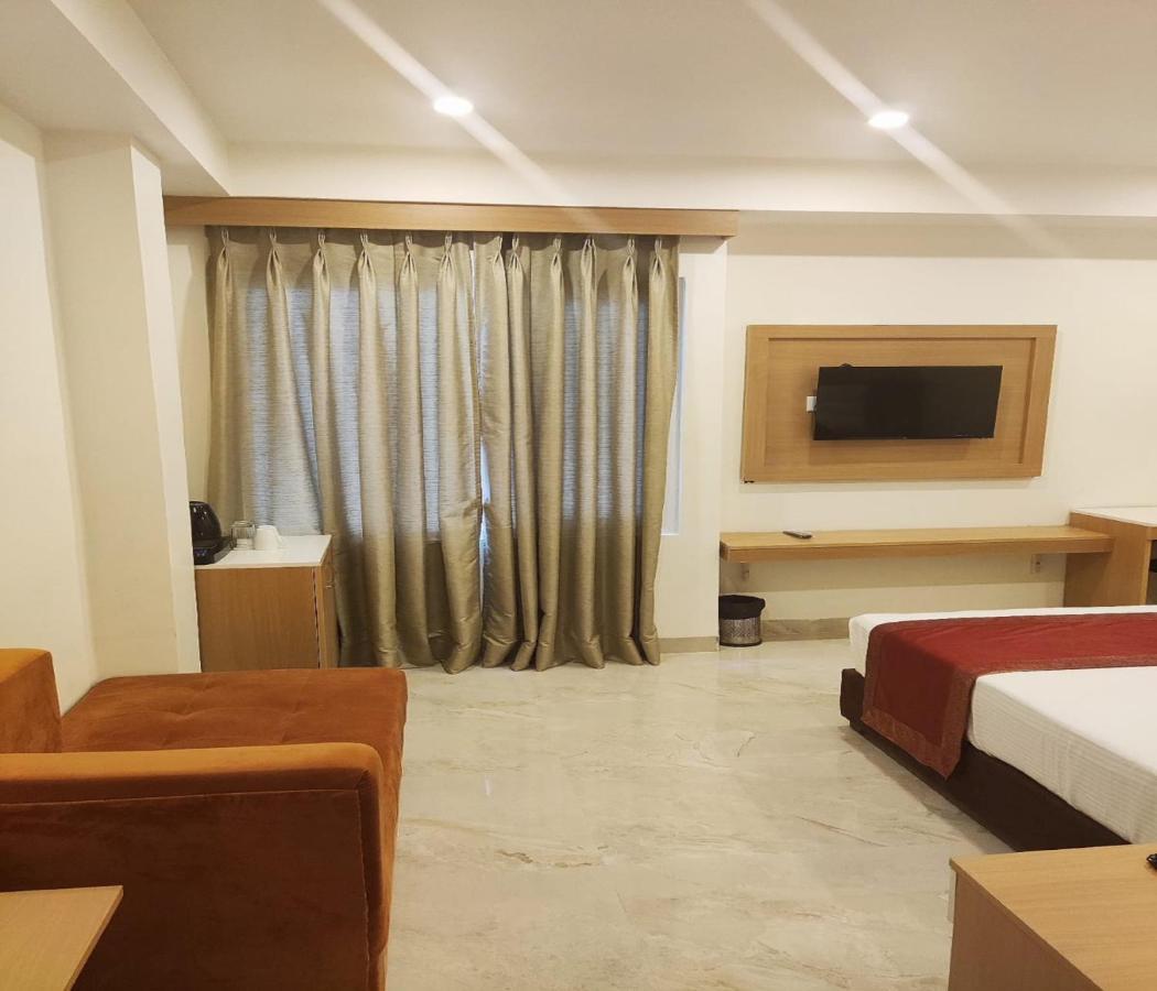 Hotel Xenia Варанаси Экстерьер фото