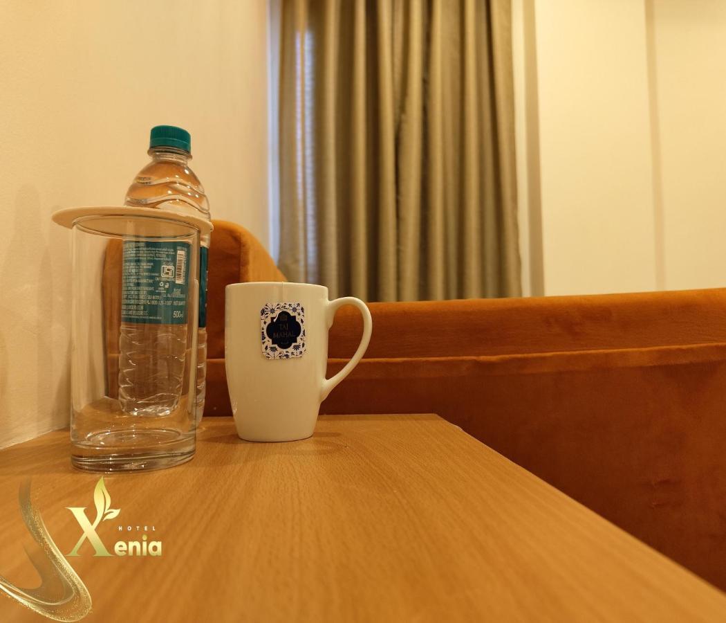 Hotel Xenia Варанаси Экстерьер фото